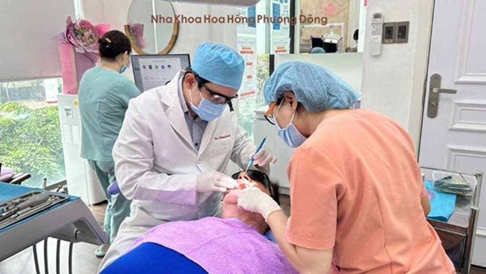 Bác sĩ sẽ có thiết bị chuyên dụng để kiểm tra tình trạng hư hỏng răng sứ hiệu quả