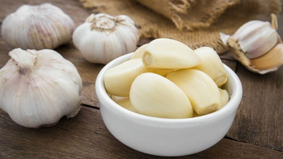 Garlic is an ancient folk remedy that helps effectively reduce pain