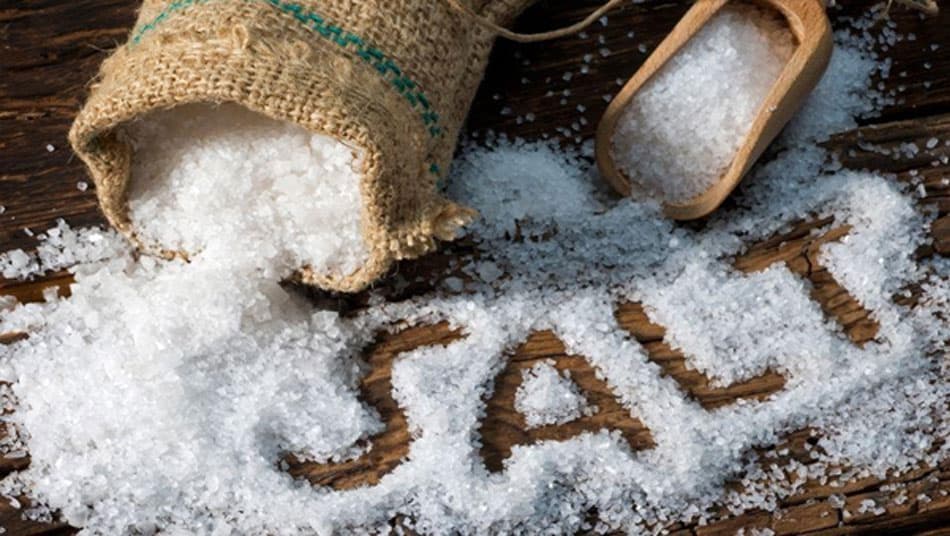 Saltwater helps effectively reduce swelling and tooth pain