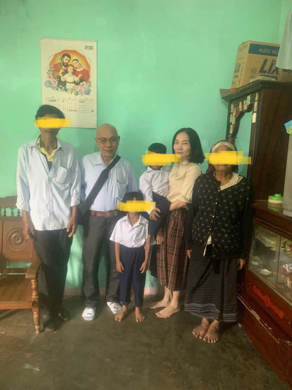 Đai dien Nha Khoa Hoa Hong Phuong Dong trao hoc bong cho A Dinh ngay tai gia dinh