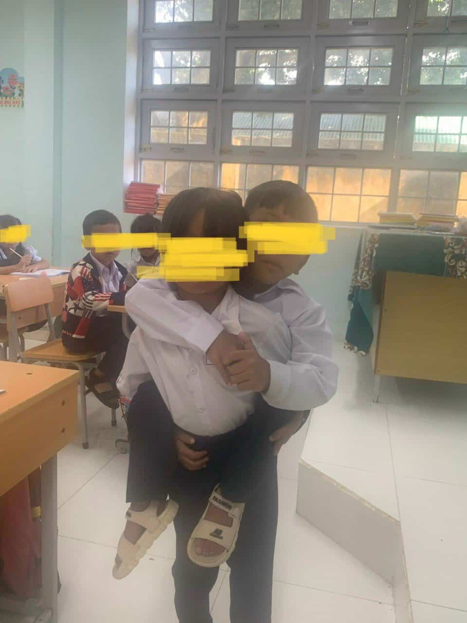 Y Duyen cõng A Dinh Đến trường
