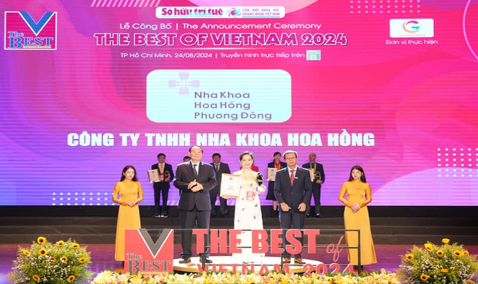 East Rose Dental Clinic receives the "Top 10 Best Dental Systems in Vietnam" award