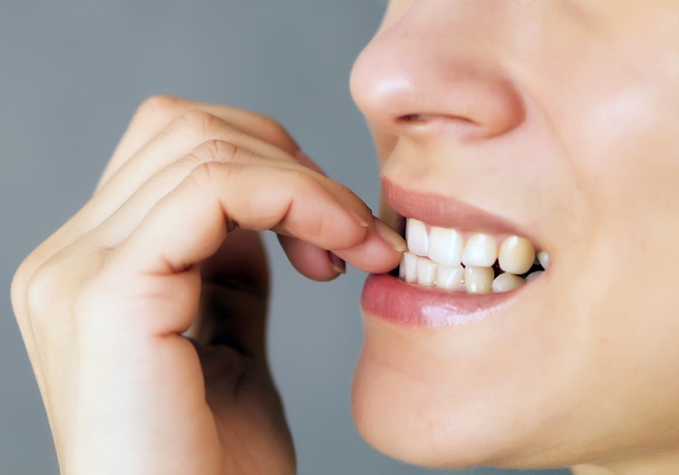 không cắn móng tay sau khi dán veneer
