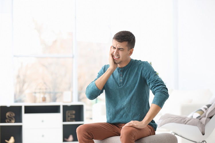 đau do viêm chân răng có mủ