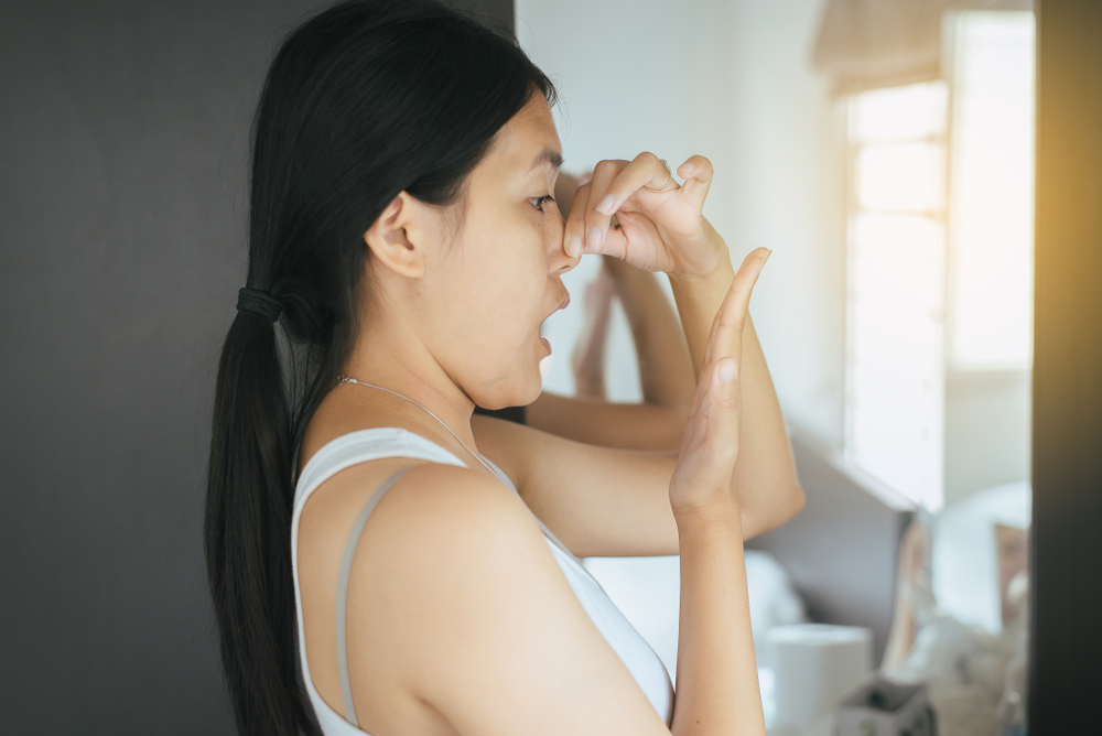 Do porcelain crowns cause bad breath?