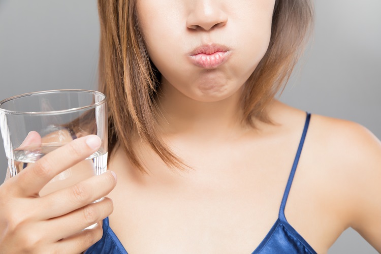 súc miệng nước muối